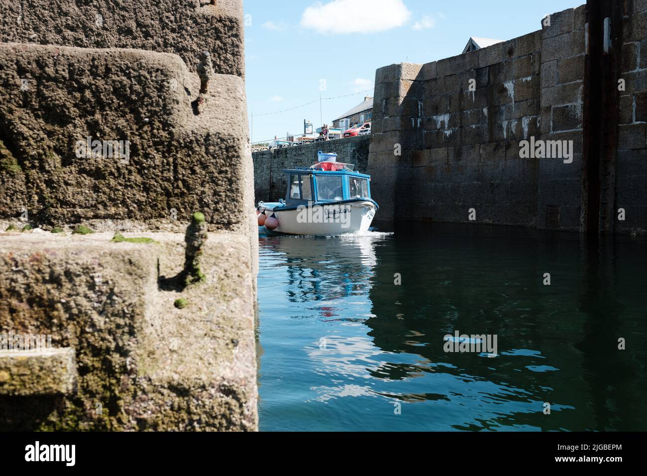 Barche che lasciano Porthleven Harbour, Cornovaglia Foto Stock