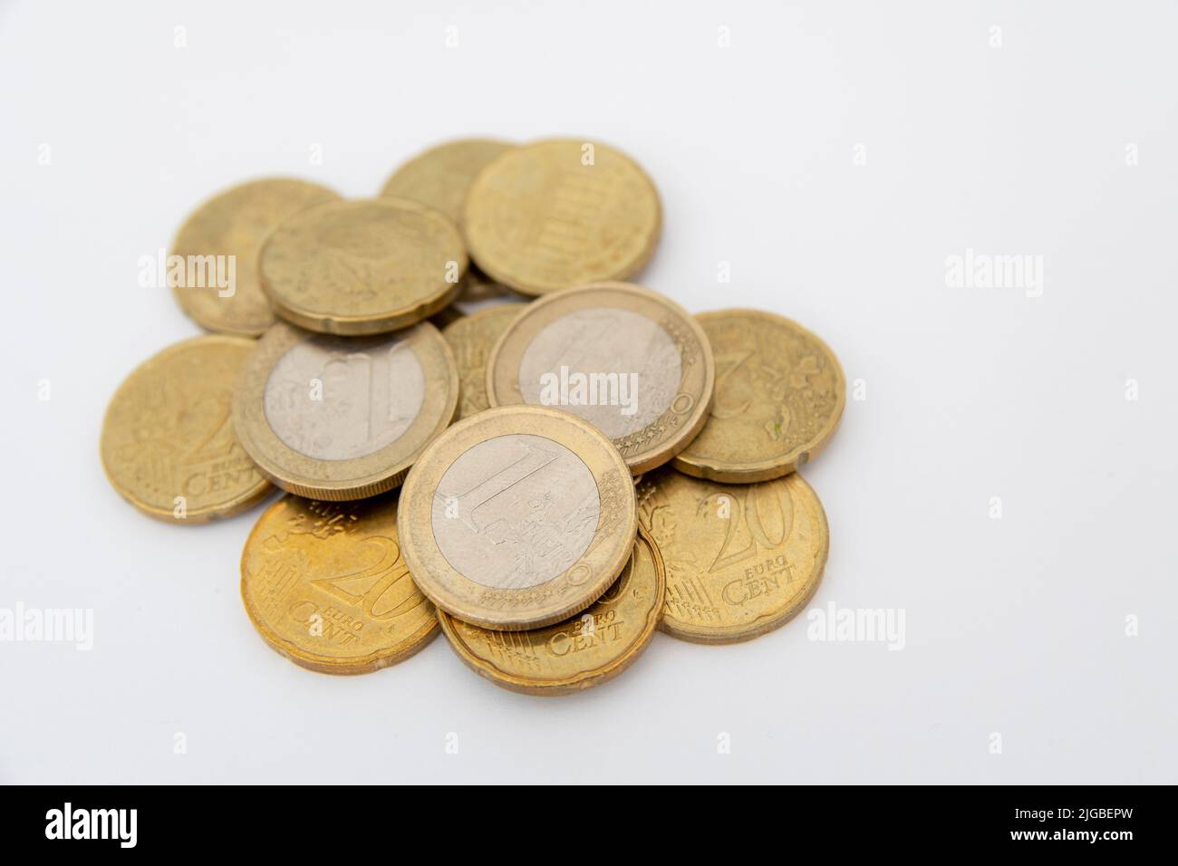 Monete in euro su sfondo bianco Foto Stock