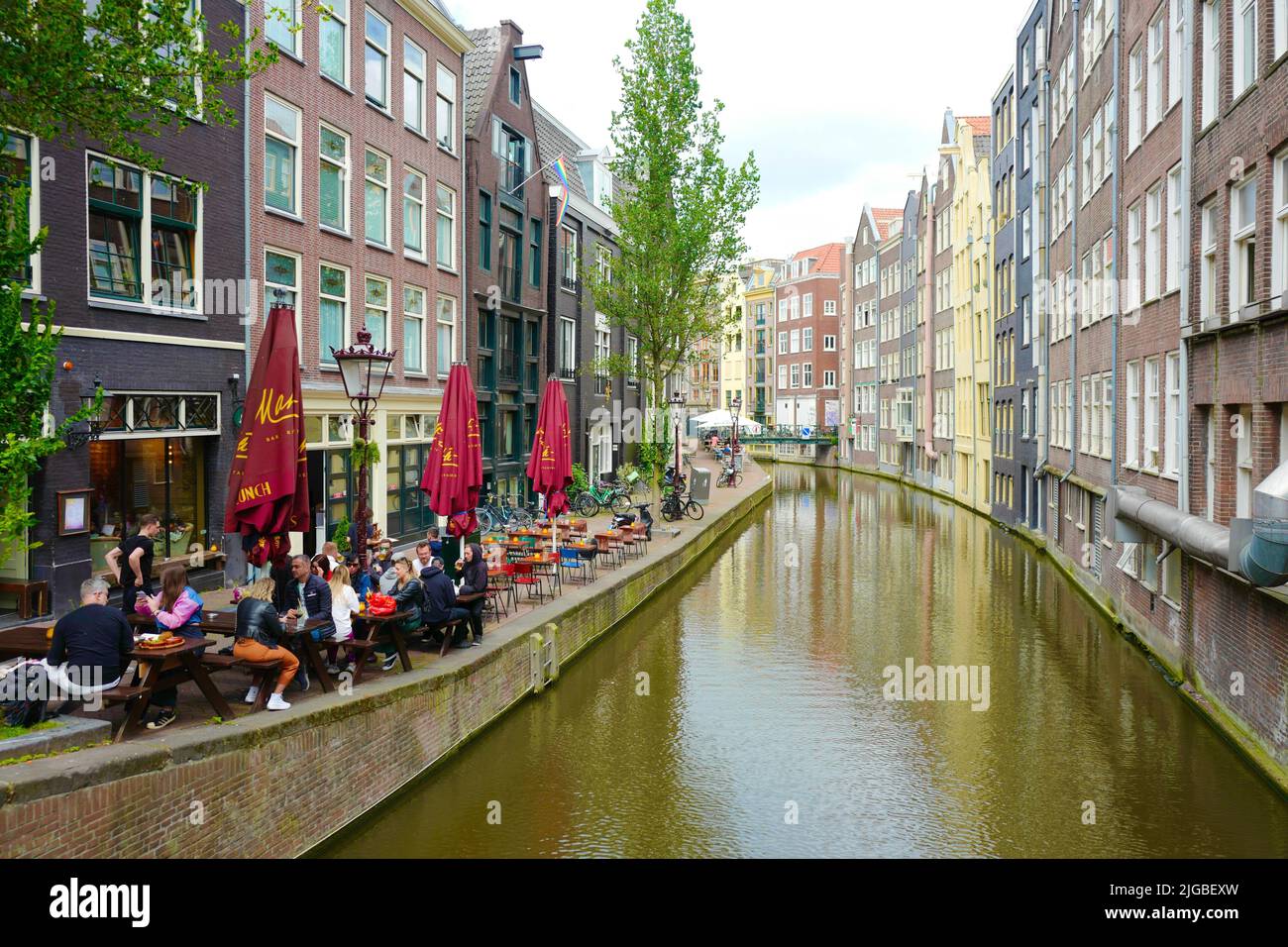 Case su Oudezijds Achterburgwal canal a Amsterdam, Olanda Foto Stock