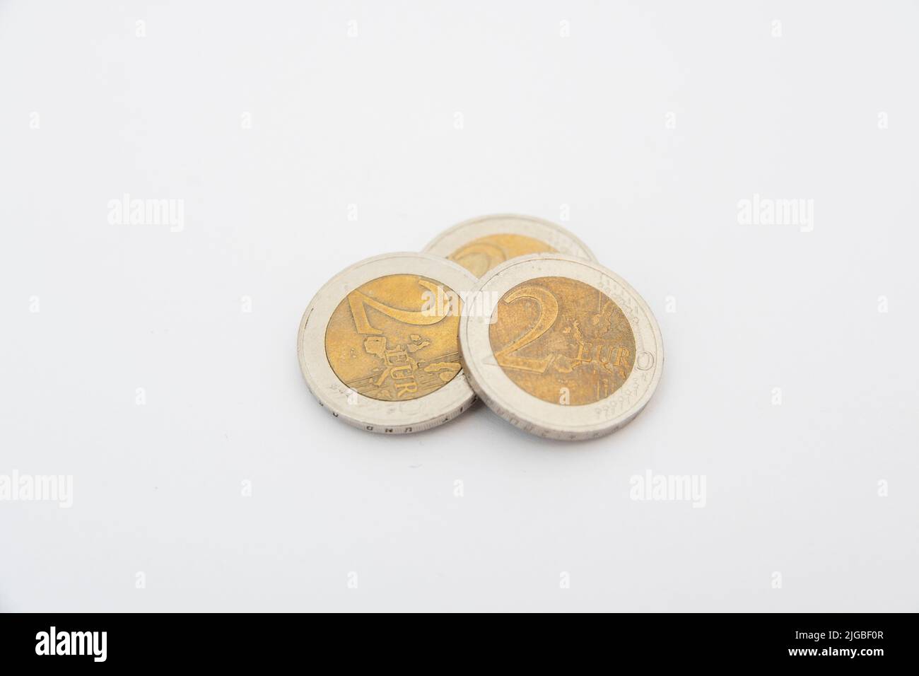 Monete in euro su sfondo bianco Foto Stock