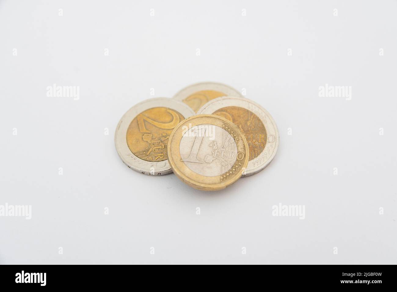 Monete in euro su sfondo bianco Foto Stock