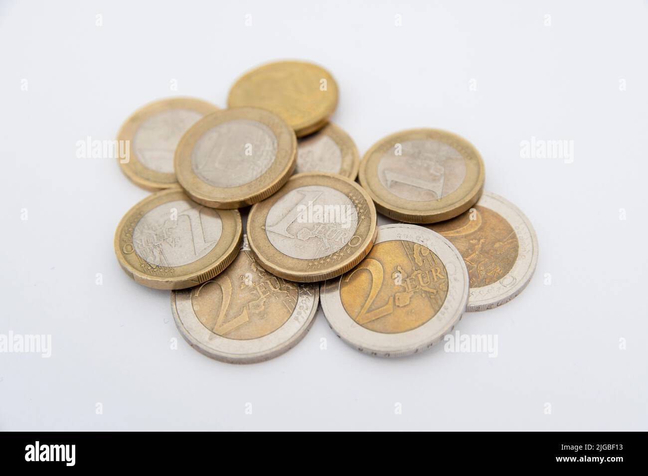 Monete in euro su sfondo bianco Foto Stock