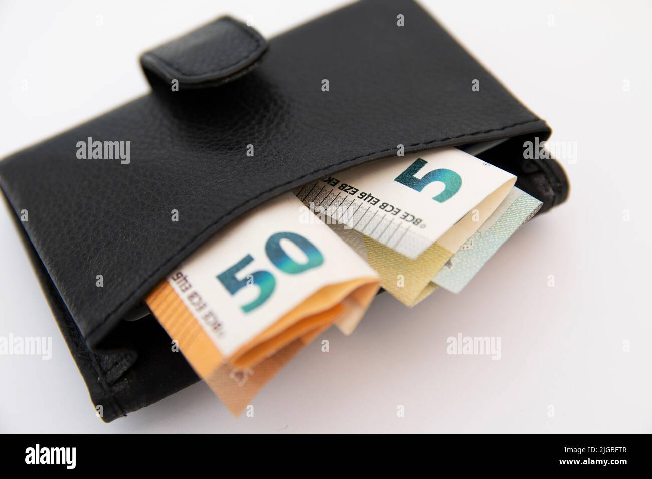 Primo piano delle banconote in euro che fuoriescono da un portafoglio Foto Stock