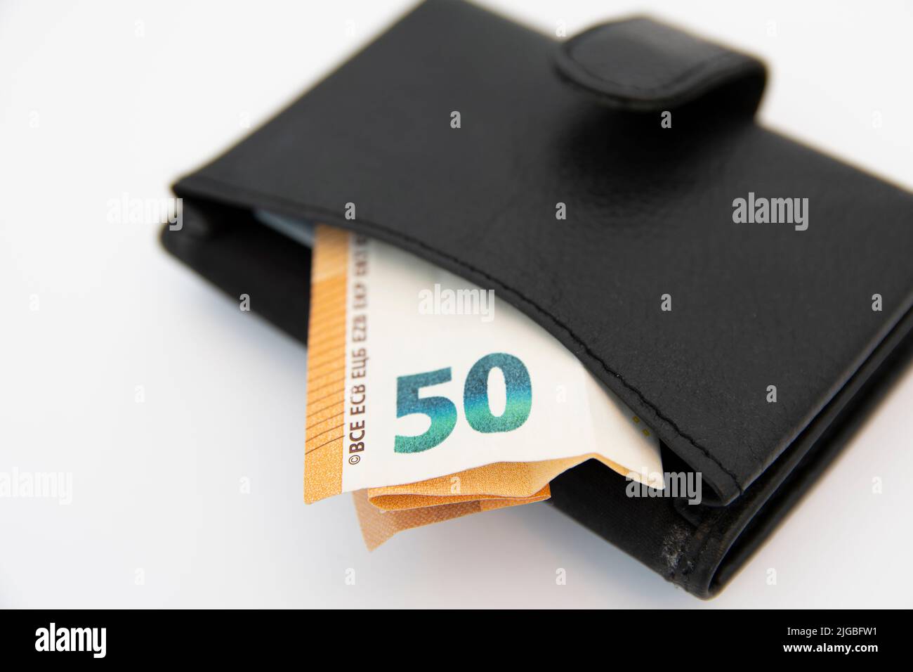 Primo piano delle banconote in euro che fuoriescono da un portafoglio Foto Stock