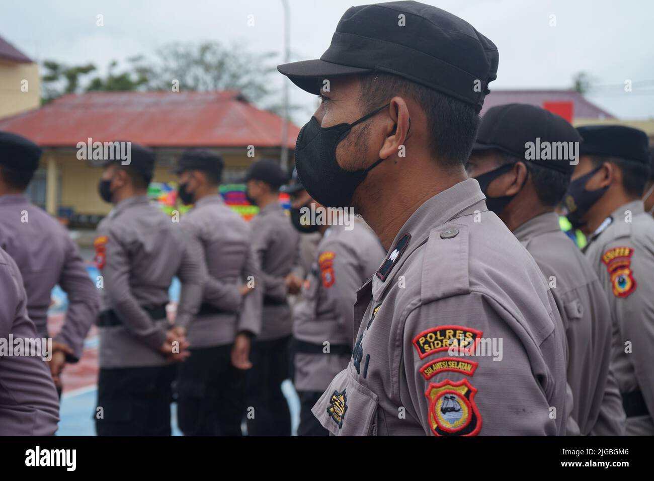 La polizia indonesiana indossa una divisa completa Foto Stock