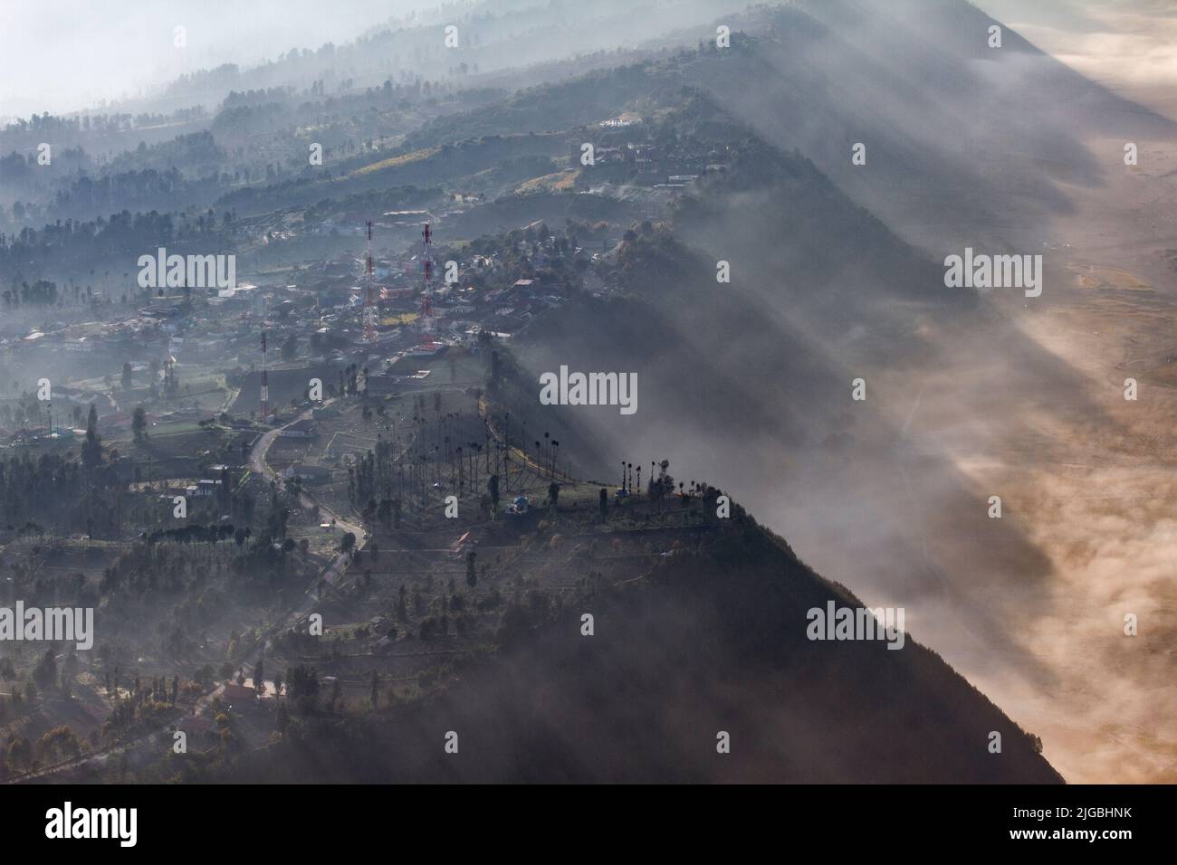 Cemoro Lawang villaggio in una mattinata di nebbia, Probolinggo, Giava orientale, Indonesia Foto Stock