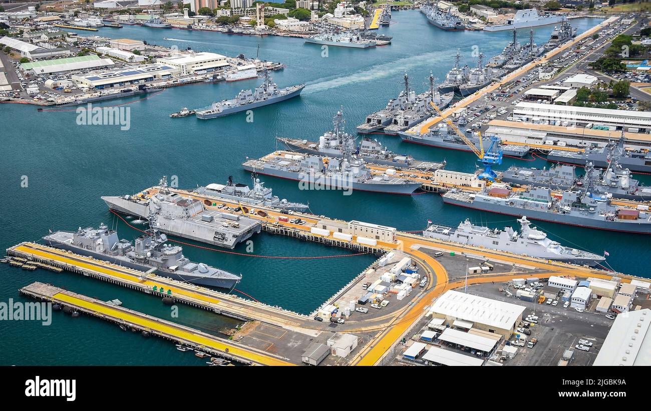 Pearl Harbor, Stati Uniti. 07 luglio 2022. Vista aerea di navi statunitensi e multinazionali morate insieme durante il Rim of the Pacific 2022 a Joint base Pearl Harbor-Hickham 7 luglio 2022 a Pearl Harbor, Hawaii. Vi partecipano ventisei nazioni, 38 navi, quattro sottomarini, 170 aerei e 25.000 persone. Credit: MCS Leon Vonguyen/Planetpix/Alamy Live News Foto Stock