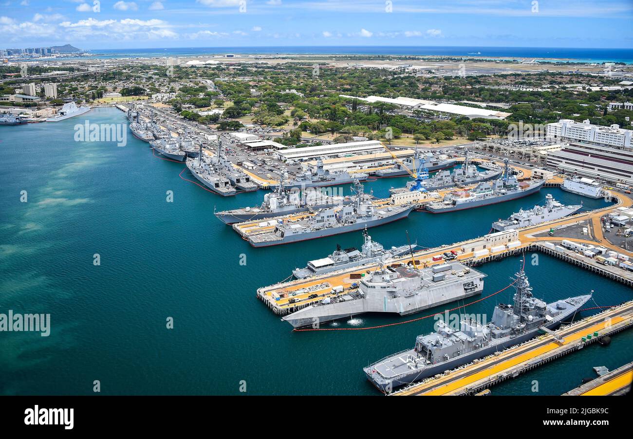 Pearl Harbor, Stati Uniti. 07 luglio 2022. Vista aerea di navi statunitensi e multinazionali morate insieme durante il Rim of the Pacific 2022 a Joint base Pearl Harbor-Hickham 7 luglio 2022 a Pearl Harbor, Hawaii. Vi partecipano ventisei nazioni, 38 navi, quattro sottomarini, 170 aerei e 25.000 persone. Credit: MCS Leon Vonguyen/Planetpix/Alamy Live News Foto Stock