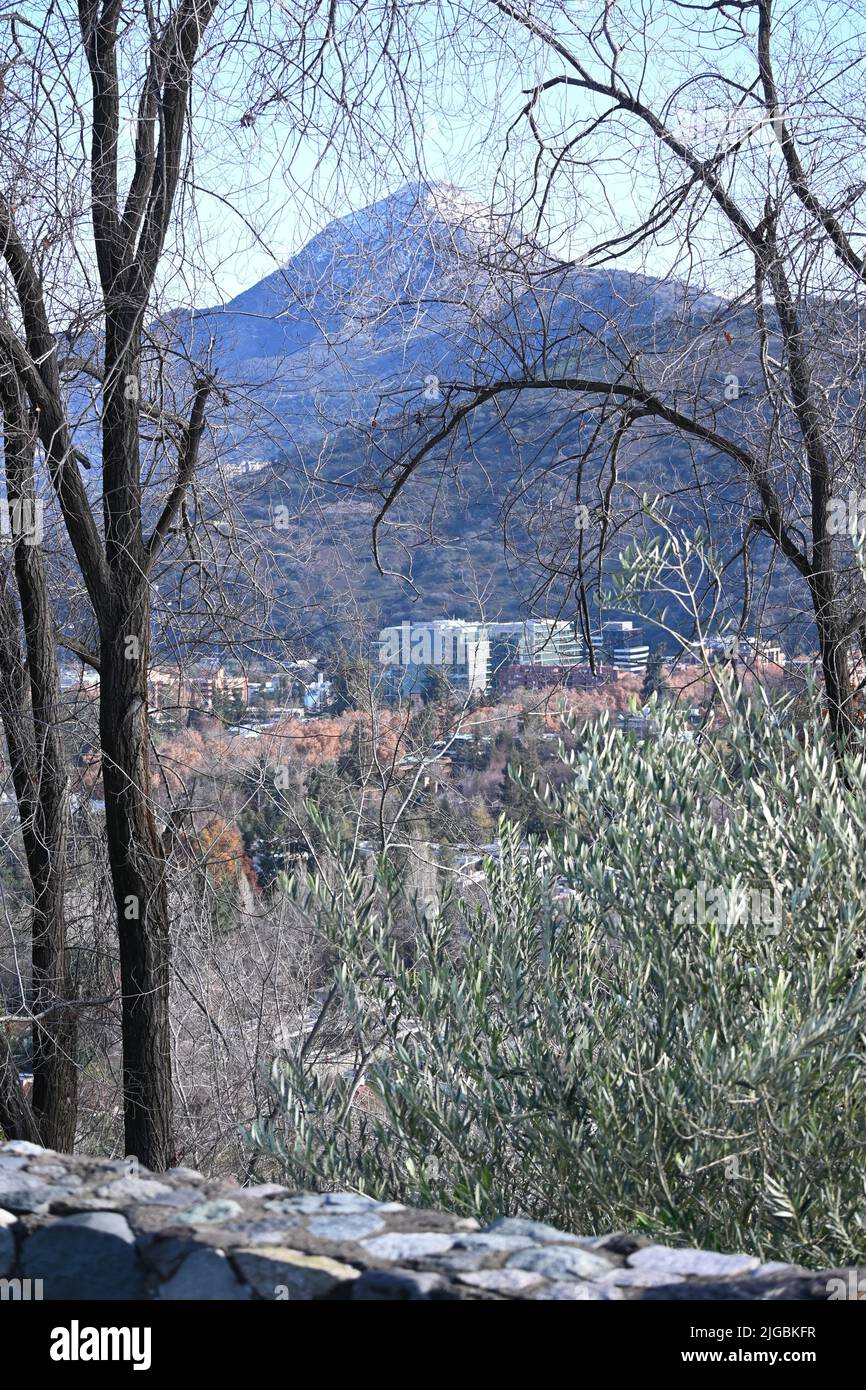 Vista della collina di Manquehue nella città di Santiago Foto Stock