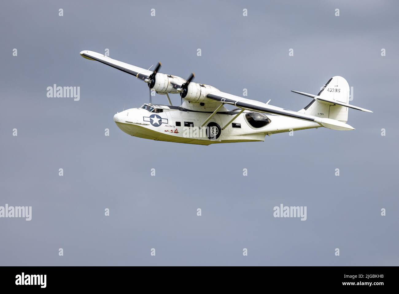 Consolidato PBY-5A Catalina (G-PBYA) in volo al Fly Navy Airshow tenutosi a Shuttleworth il 3rd luglio 2022 Foto Stock