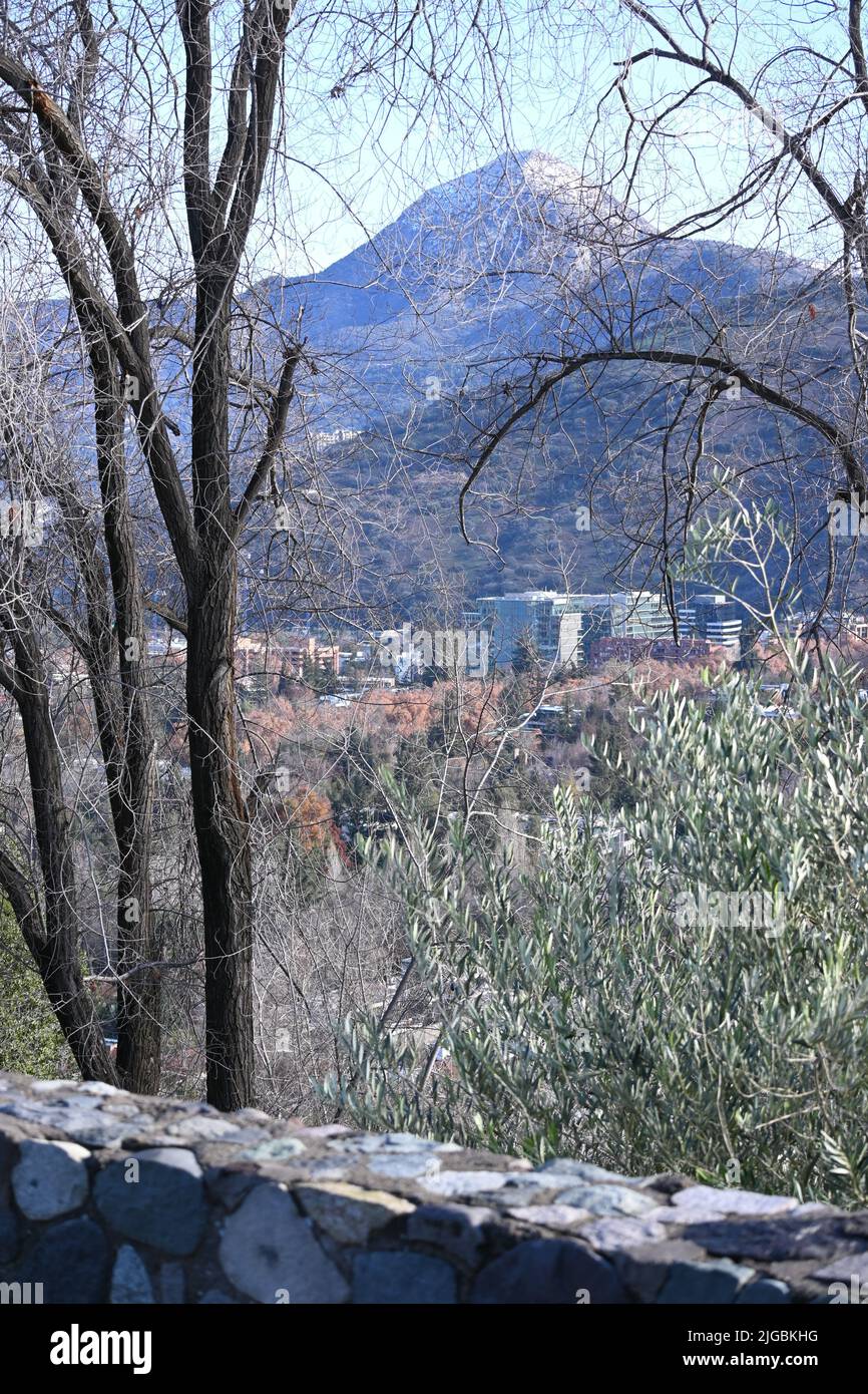 Vista della collina di Manquehue nella città di Santiago Foto Stock