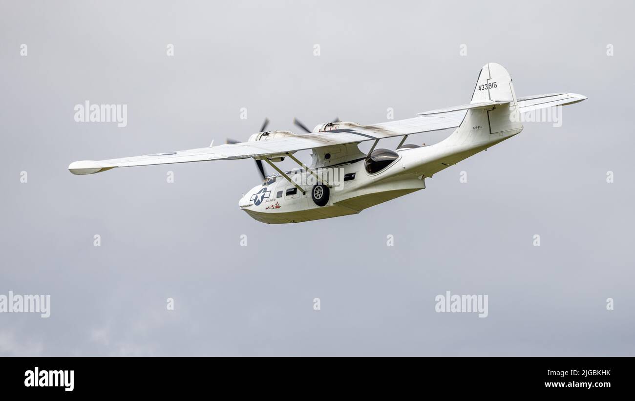 Consolidato PBY-5A Catalina (G-PBYA) in volo al Fly Navy Airshow tenutosi a Shuttleworth il 3rd luglio 2022 Foto Stock