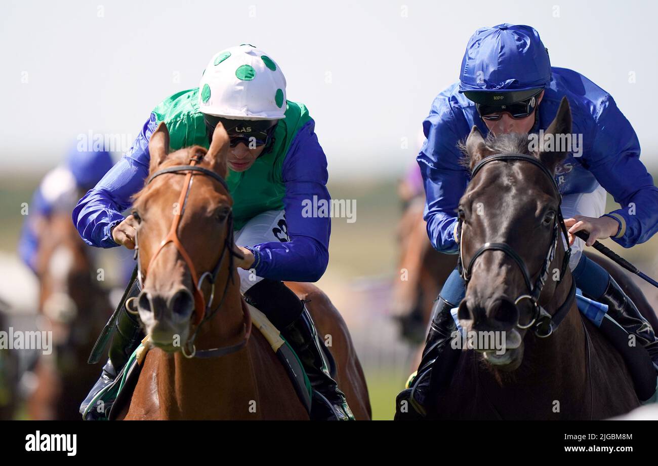 Isaac Shelby guidato da jockey Sean Levey (a sinistra) sulla loro strada per vincere i bet365 superlativi Stakes davanti alla danza della Vittoria e William Buick (a destra) il Darley July Cup Day of the Moet e Chandon July Festival a Newmarket racecourse, Suffolk. Data foto: Sabato 9 luglio 2022. Foto Stock