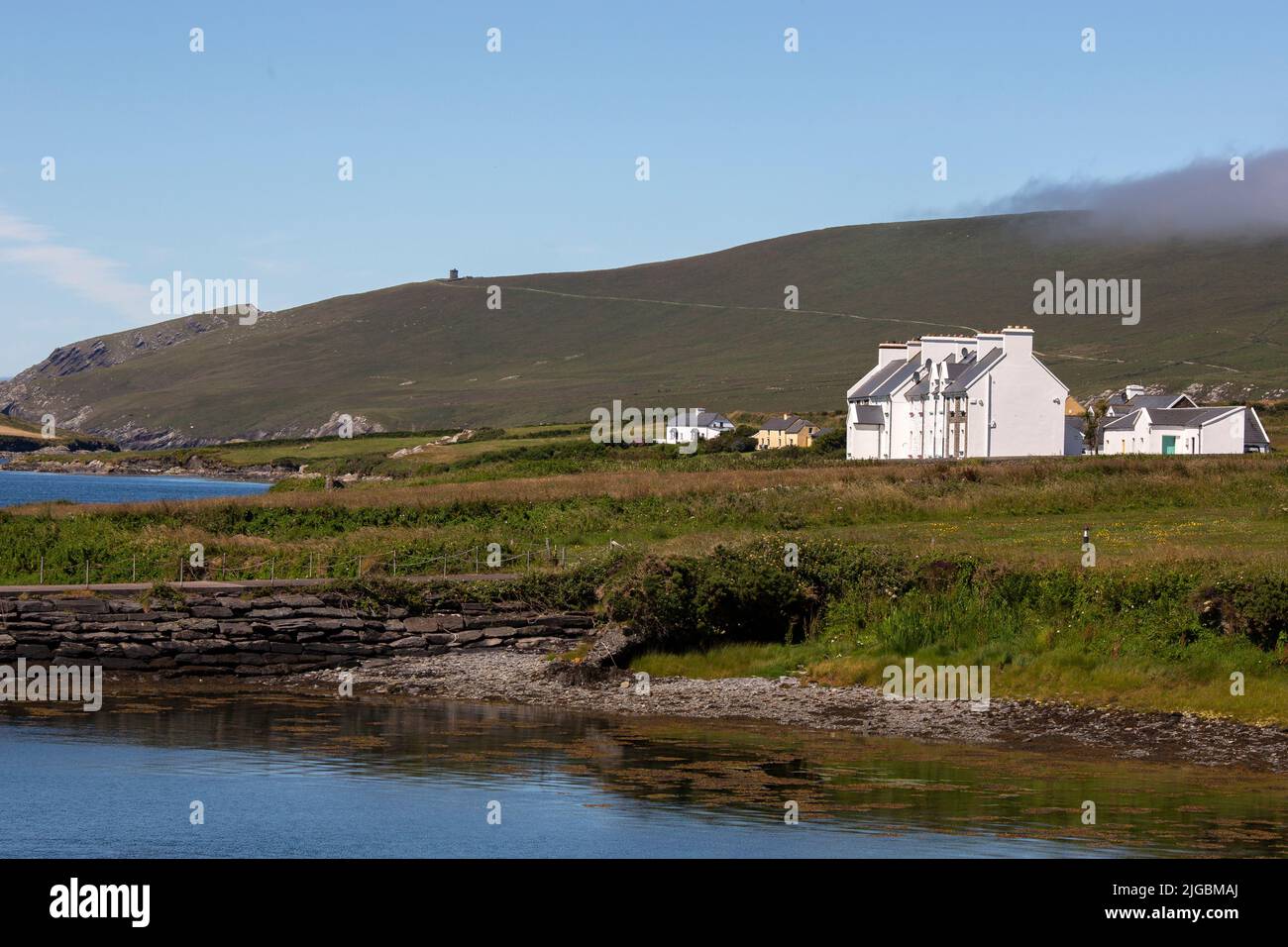 Case bianche vicino Bray Head su Valentia Island, Contea di Kerry, Irlanda Foto Stock