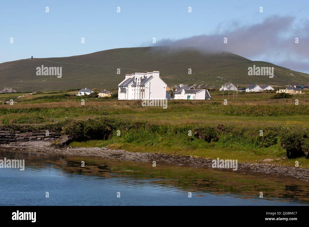 Case bianche vicino Bray Head su Valentia Island, Contea di Kerry, Irlanda Foto Stock