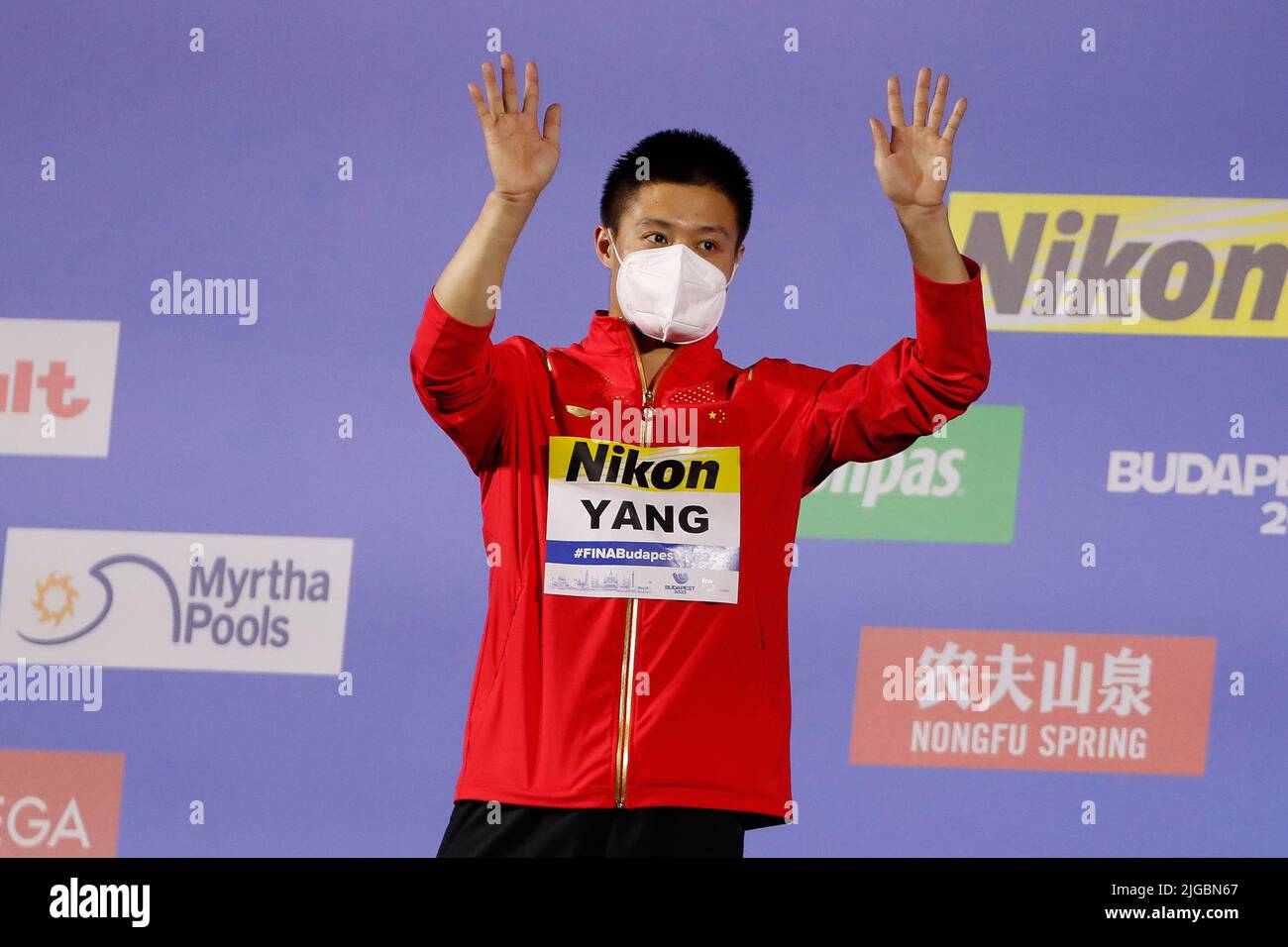 Budapest, Ungheria, 3rd luglio 2022. Jian Yang of China celebra la medaglia d'oro durante la cerimonia della medaglia nella finale della piattaforma Men's 10m il giorno otto dei campionati mondiali FINA di Budapest 2022 presso il complesso Acquatico Nazionale Alfred Hajos di Budapest, Ungheria. Luglio 3, 2022. Credit: Nikola Krstic/Alamy Foto Stock