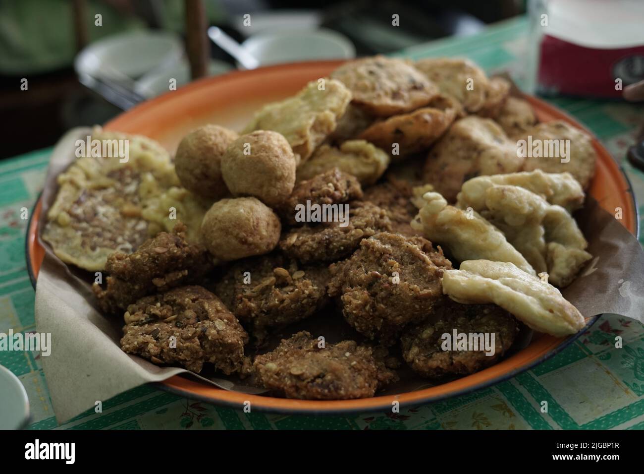 Gli spuntini fritti ndonesiani o conosciuti come gorengan includono tempeh, tofu o tahu bulat, pisang goreng, e lo spuntino locale di lento Ponorogo a base di fagioli di tolo. Foto Stock