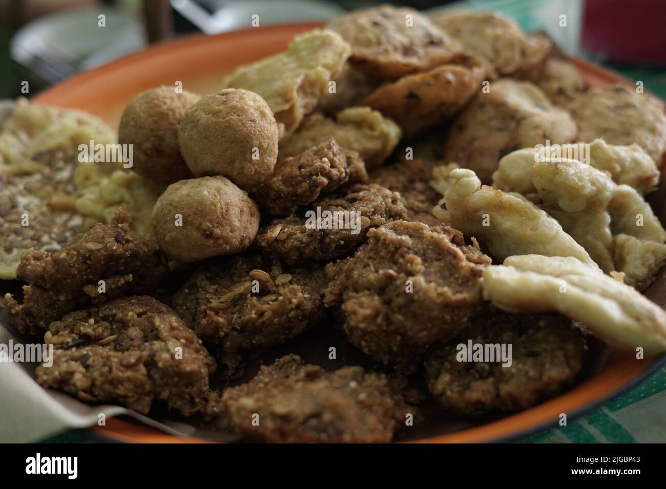 Gli spuntini fritti ndonesiani o conosciuti come gorengan includono tempeh, tofu o tahu bulat, pisang goreng, e lo spuntino locale di lento Ponorogo a base di fagioli di tolo. Foto Stock
