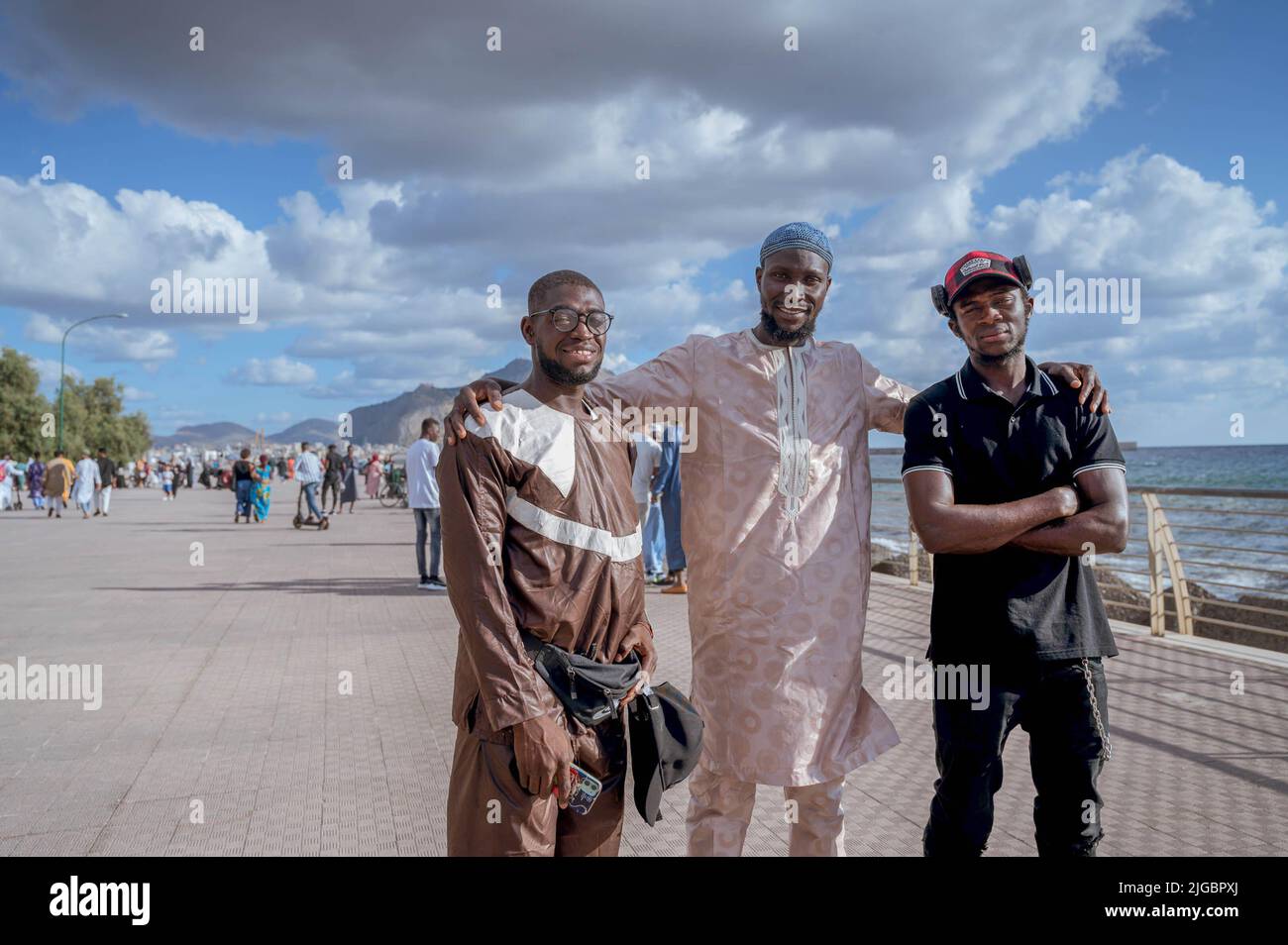 Palermo, Italia. 09th luglio 2022. Tre uomini di origine africana visti a Foro Italico. Le comunità musulmane di Palermo celebrarono Eid al Adha (Festa del sacrificio, o Kurban Bayrami) con una preghiera collettiva a Foro Italico, il popolare lungomare di Palermo (Sicilia, Italia). Credit: SOPA Images Limited/Alamy Live News Foto Stock