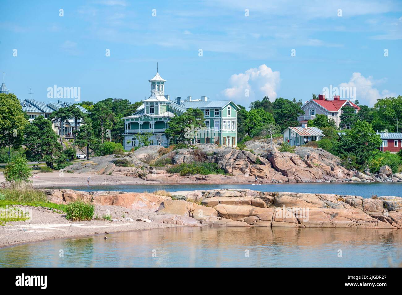 HANKO, FINLANDIA - 14 LUGLIO 2018: Una vecchia casa sulla riva del Golfo di Finlandia. Hanko. Finlandia Foto Stock