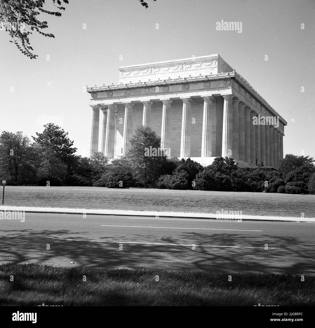 1960s, storico, vista esterna da questa era del Lincoln Memorial, un tempio neoclassico a Washington, DC, USA, un monumento nazionale al presidente degli Stati Uniti del 16th, Abraham Lincoln. Inaugurato nel 1922, l'architetto dell'edificio di ispirazione Partenone era Henry Bacon. Foto Stock