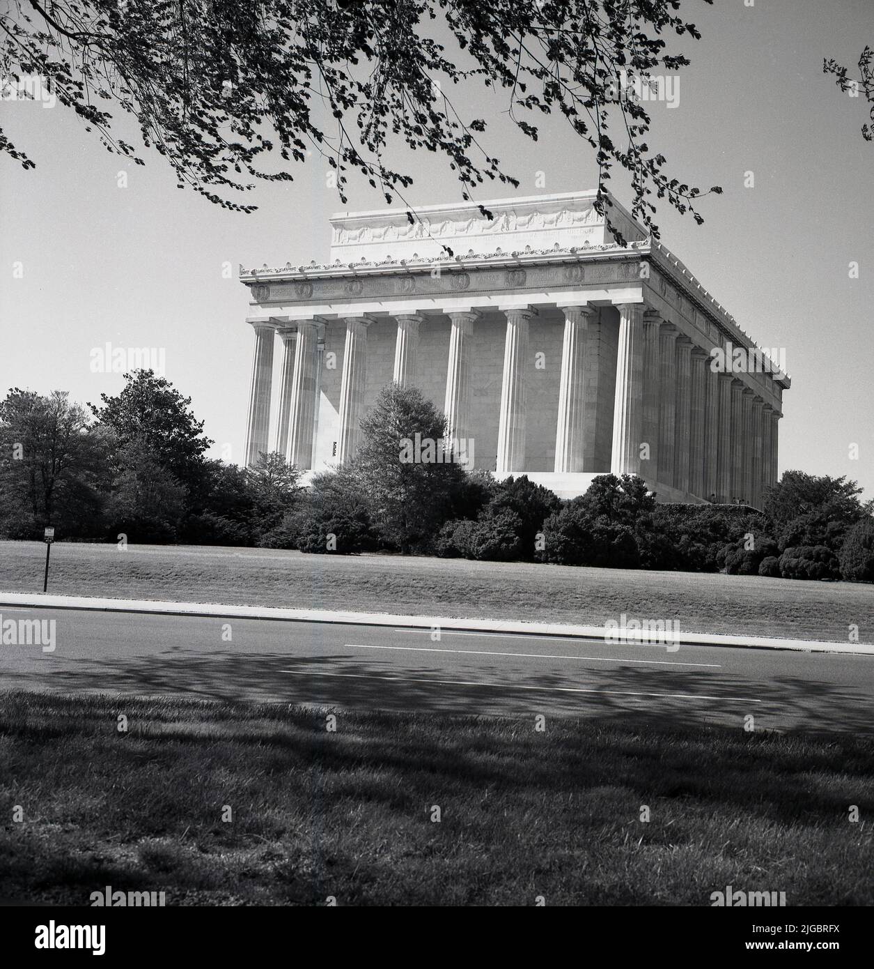 1960s, storico, vista esterna da questa era del Lincoln Memorial, un tempio neoclassico a Washington, DC, USA, un monumento nazionale al presidente degli Stati Uniti del 16th, Abraham Lincoln. Inaugurato nel 1922, l'architetto dell'edificio di ispirazione Partenone era Henry Bacon. Foto Stock