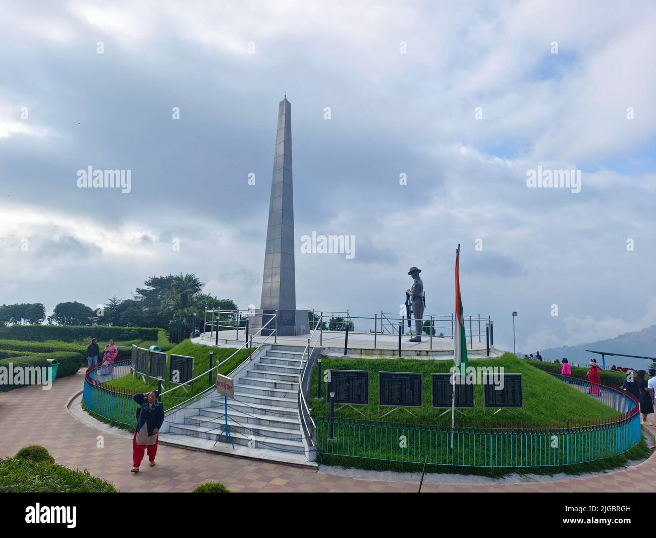 Darjeling, WB / India - Giugno 23 2022, Batasia Loop è memoriale di guerra a Darjeeling, il Batasia Loop è una ferrovia a spirale del Darjeeling Himalayan Rai Foto Stock