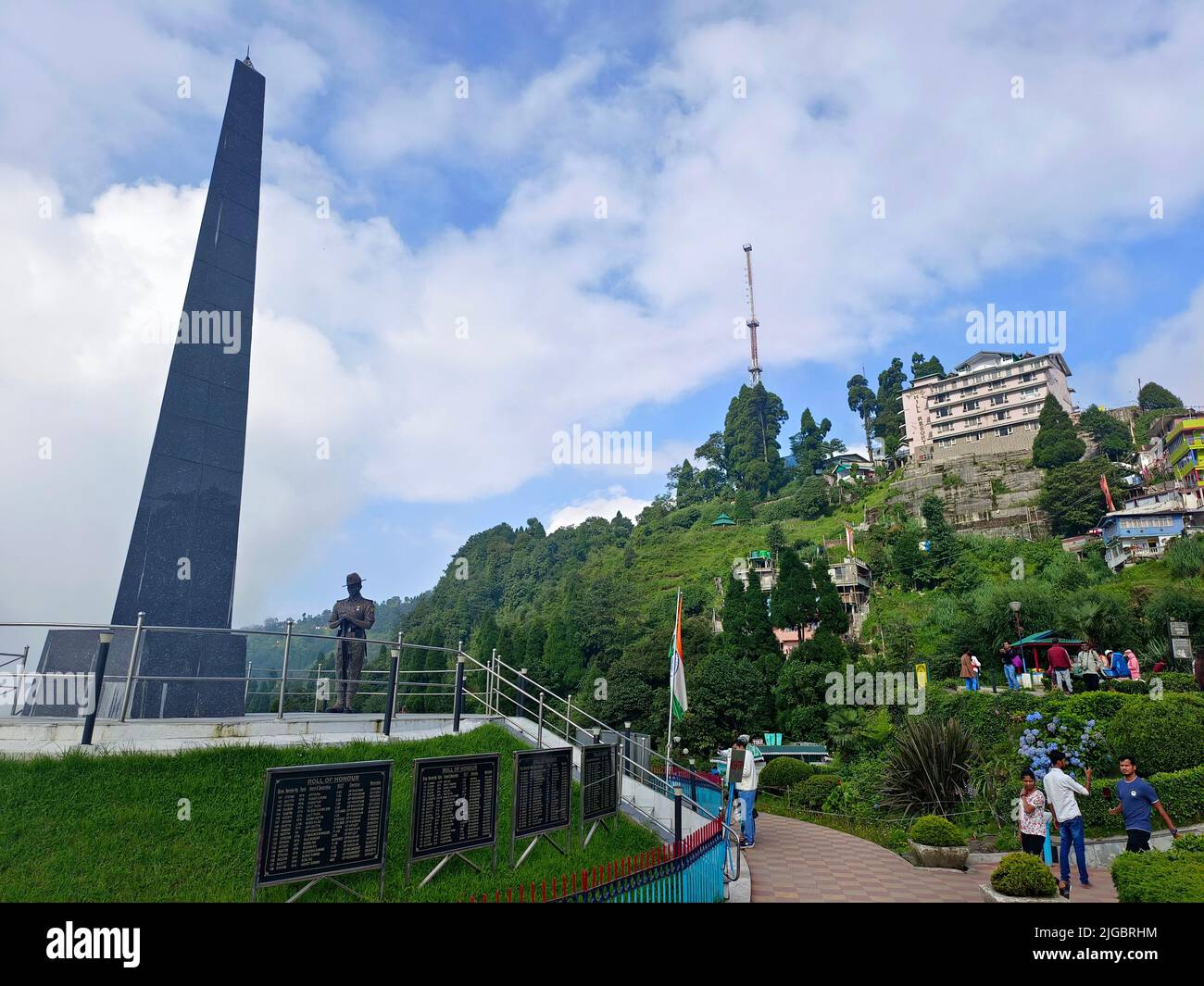 Darjeling, WB / India - Giugno 23 2022, Batasia Loop è memoriale di guerra a Darjeeling, il Batasia Loop è una ferrovia a spirale del Darjeeling Himalayan Rai Foto Stock