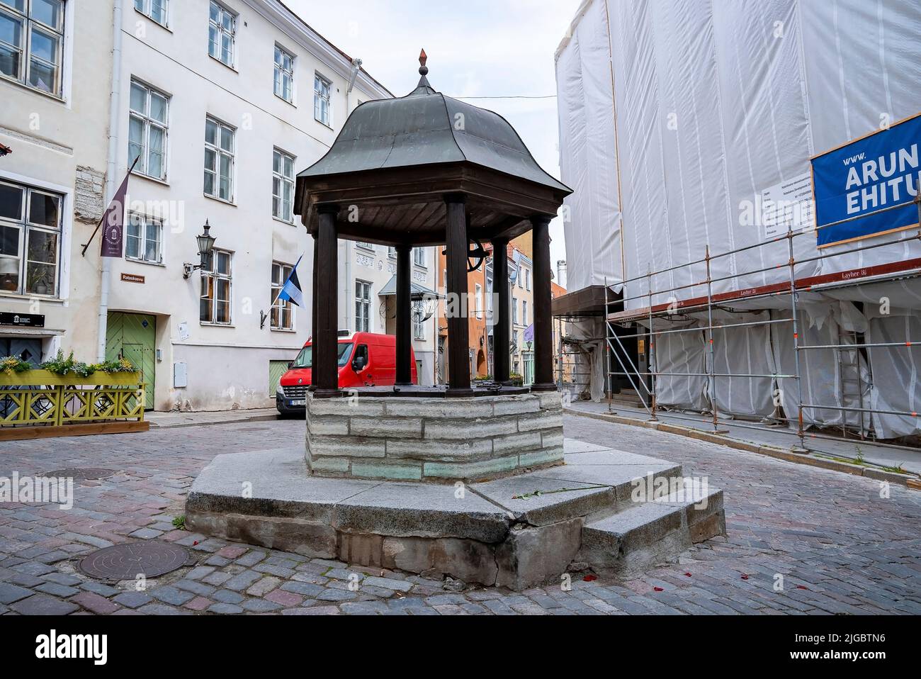 Vista del pozzo di Cat su Rataskaevu Street contro gli edifici nella storica città vecchia Foto Stock