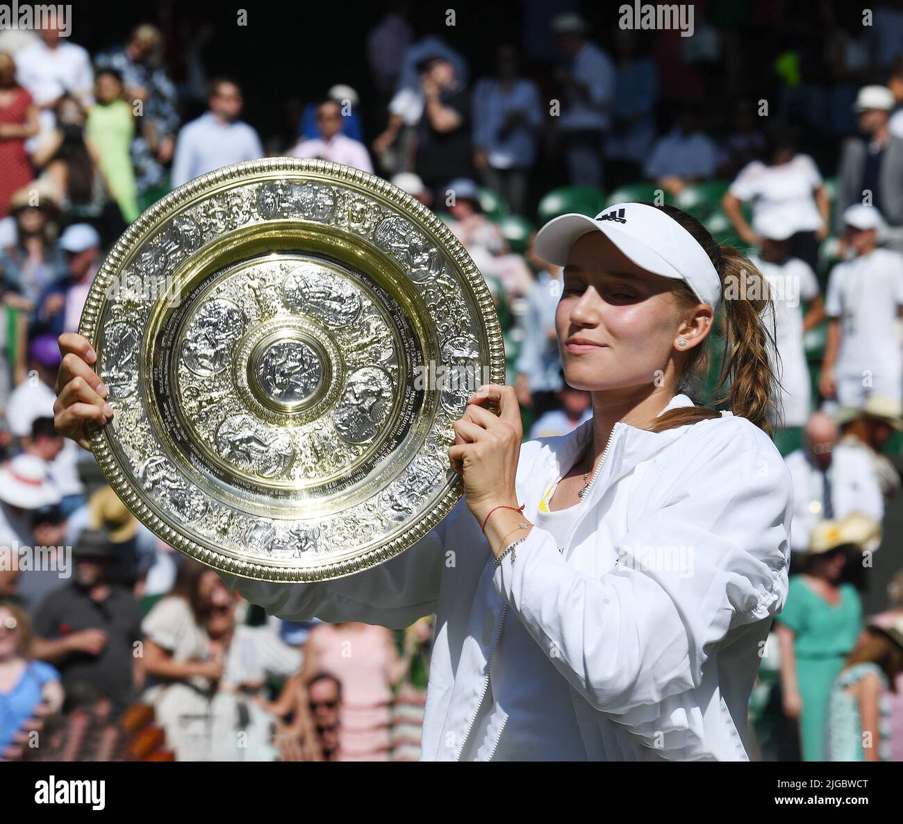 Londra, GBR. 09th luglio 2022. London Wimbledon Championships Day 09/07/2022 Elena Rybakina (KAZ) con il Trofeo Venus Rosewater dopo aver vinto le singole donne finale Credit: Roger Parker/Alamy Live News Foto Stock