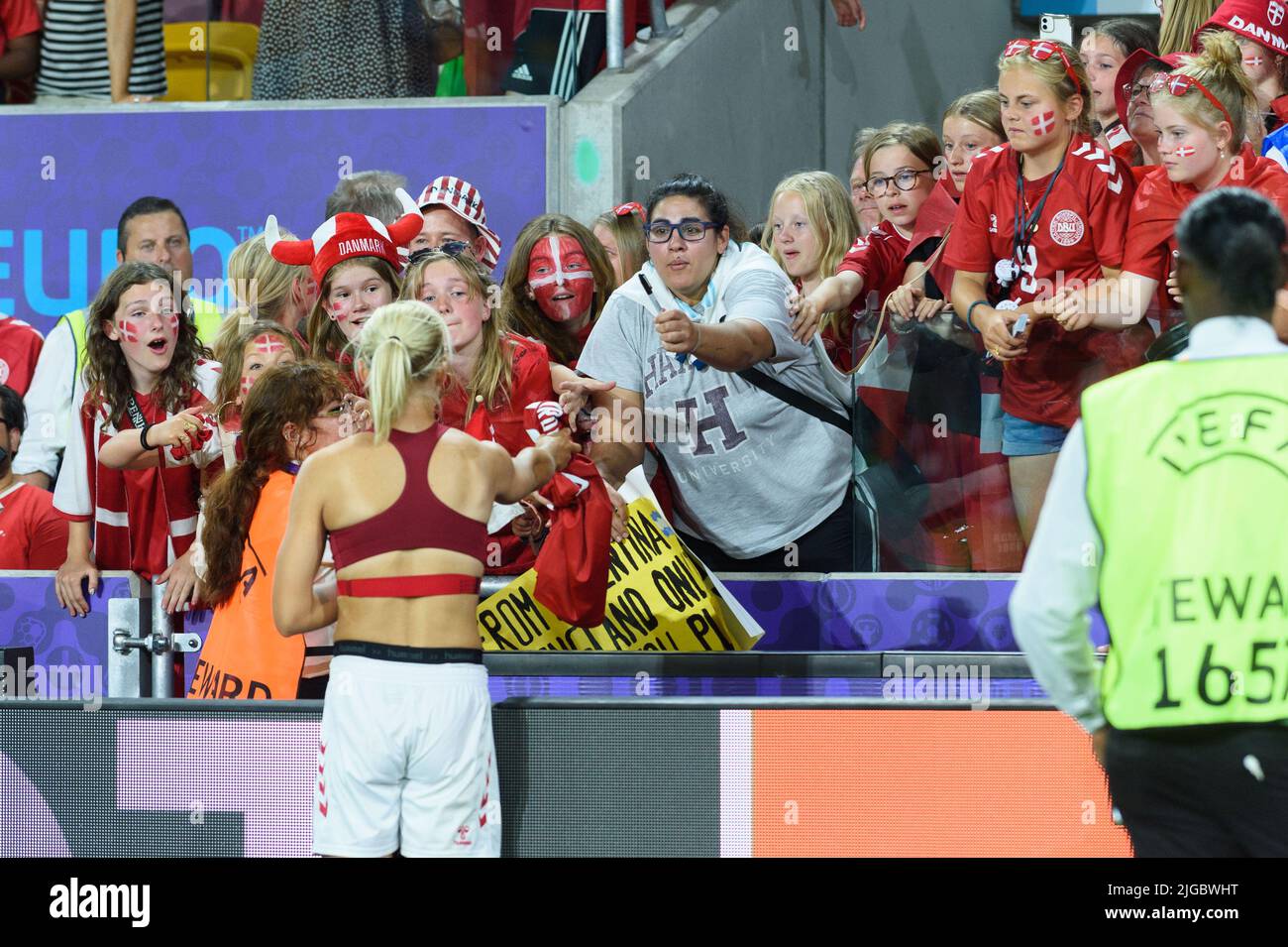 Pernille Harder (10 Danimarca) che dà la sua maglietta ad un fan proveniente dall'Argentino per vedere la sua partita durante la partita di football UEFA Womens Euro 2022 tra Germania e Danimarca al Brentford Community Stadium di Brentford, Inghilterra. (Sven Beyrich /Sportfrauen /SPP) Credit: SPP Sport Press Photo. /Alamy Live News Foto Stock