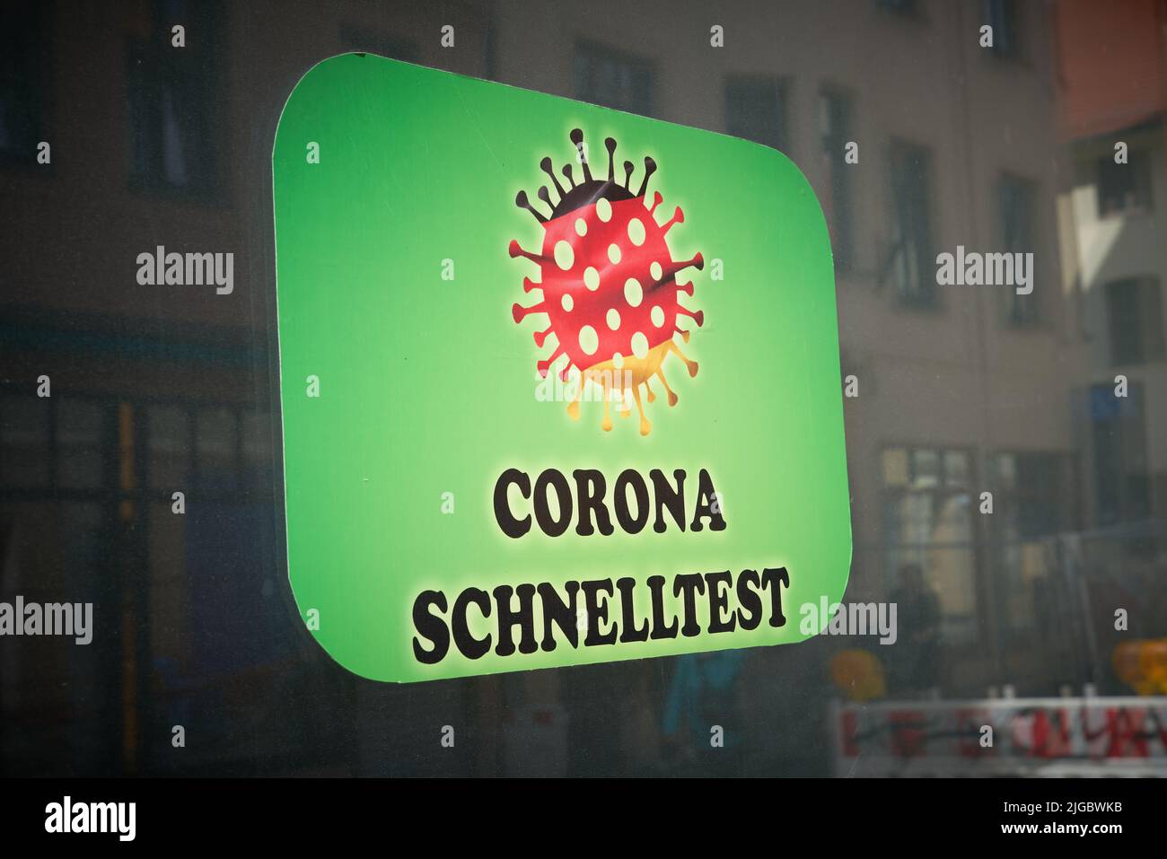 Firma su una vetrina in Germania con l'iscrizione Corona Schnelltest. Traduzione: Corona Quick Test Foto Stock