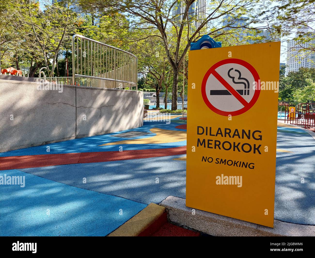 Un cartello per non fumatori in un parco pubblico in una giornata di sole Foto Stock