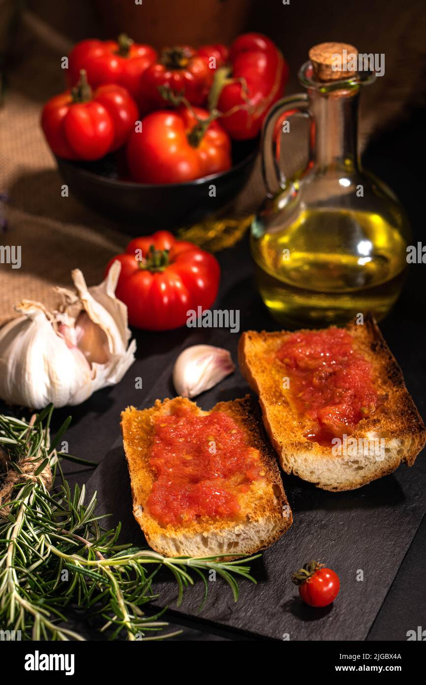 Antipasto tradizionale spagnolo - 'Pan Tomaca' (pane con pomodoro) pane tostato con aglio condito con pomodoro appena spremuto e olio d'oliva vergine. Foto Stock