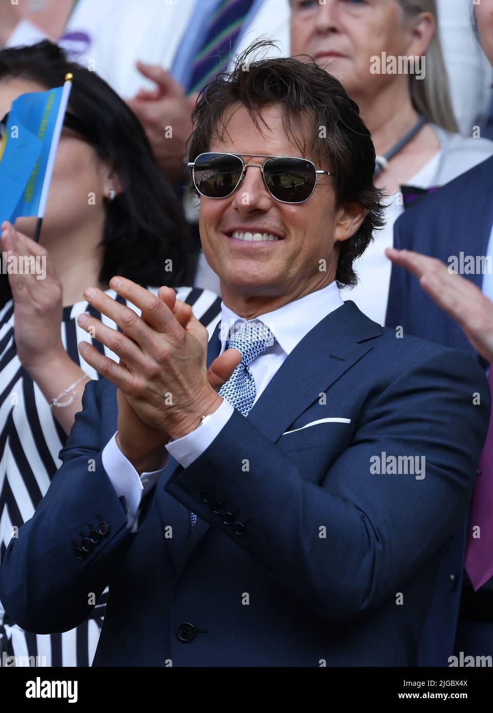 Londra, Regno Unito. 09th luglio 2022. L'attore americano Tom Cruise guarda la finale femminile il giorno tredici dei campionati Wimbledon 2022 a Londra sabato 9 luglio 2022. Rybakina ha vinto la partita 3-6, 6-2, 6-2. Foto di Hugo Philpott/UPI Credit: UPI/Alamy Live News Foto Stock