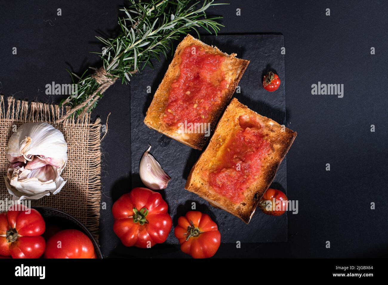 Antipasto tradizionale spagnolo - 'Pan Tomaca' (pane con pomodoro) pane tostato con aglio condito con pomodoro appena spremuto e olio d'oliva vergine. Foto Stock
