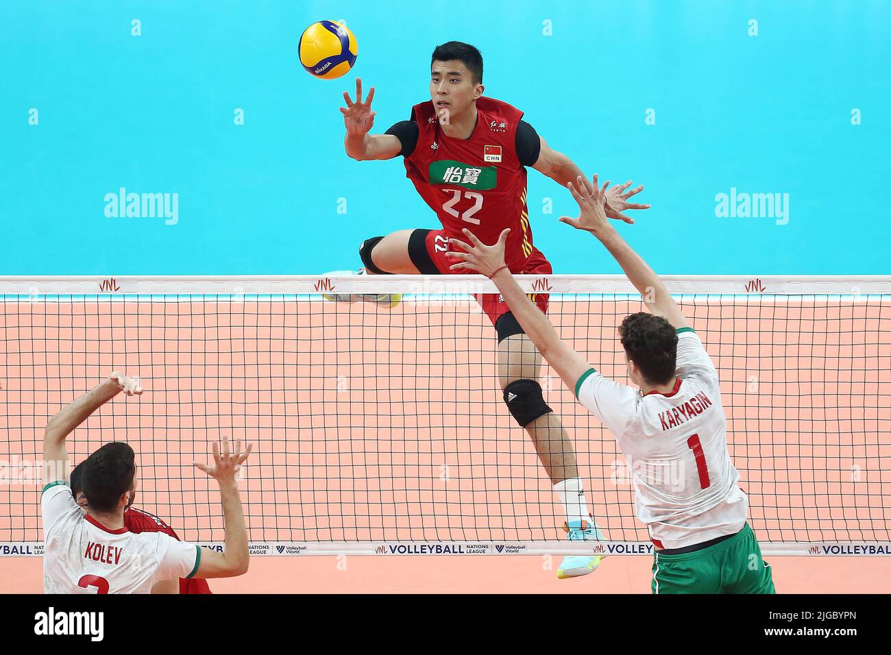 Danzica. 9th luglio 2022. Zhang Jingyin (TOP) della Cina compete durante la partita FIVB Volleyball Nations League Men's Pool 6 tra Cina e Bulgaria a Danzica, Polonia, il 9 luglio 2022. Credit: Piotr Matusewicz/Xinhua/Alamy Live News Foto Stock