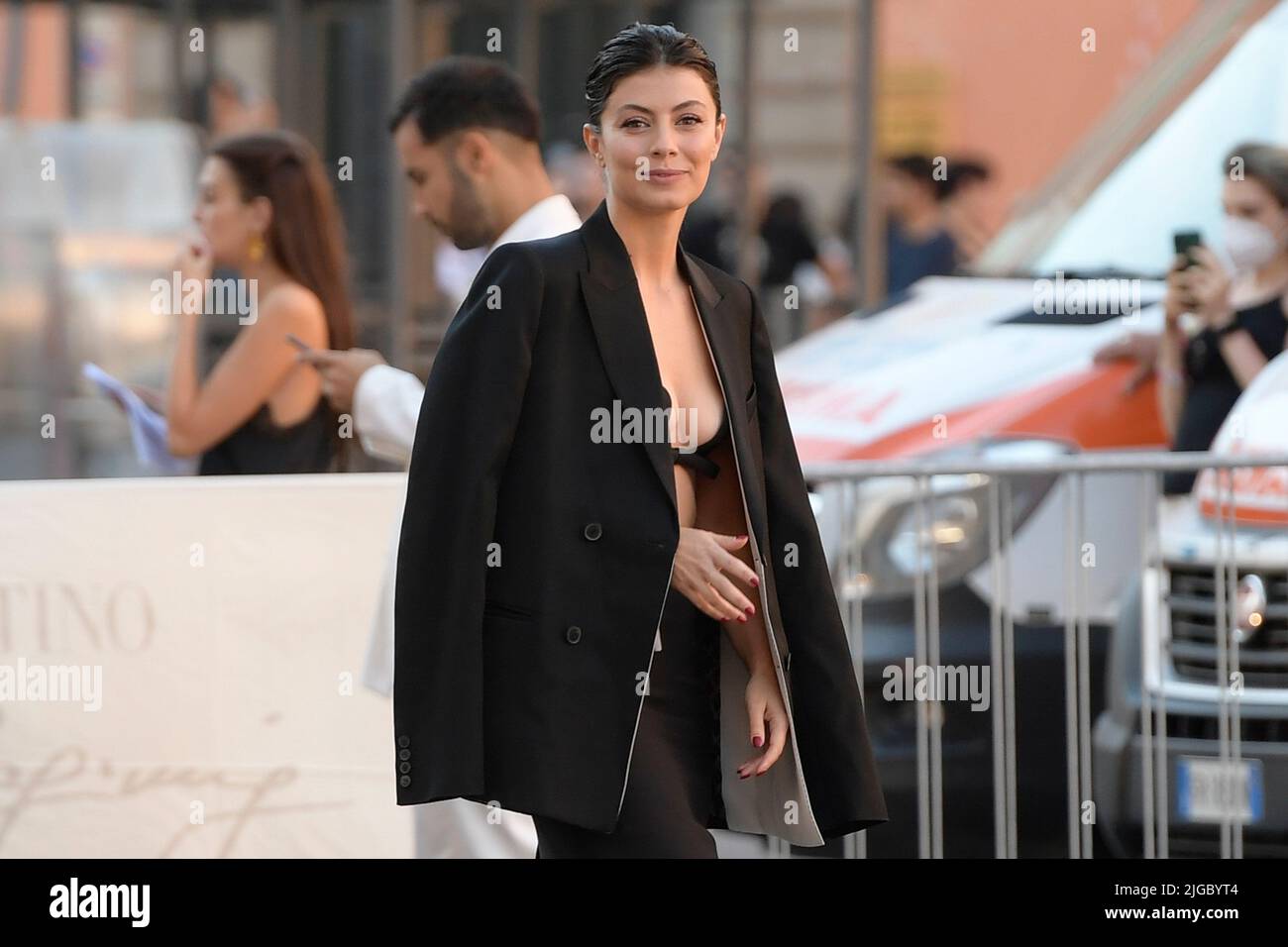 Roma, Italia. 08th luglio 2022. Alessandra Mastronardi partecipa al Valentino all'inizio della sfilata di moda in Piazza di Spagna. Credit: SOPA Images Limited/Alamy Live News Foto Stock