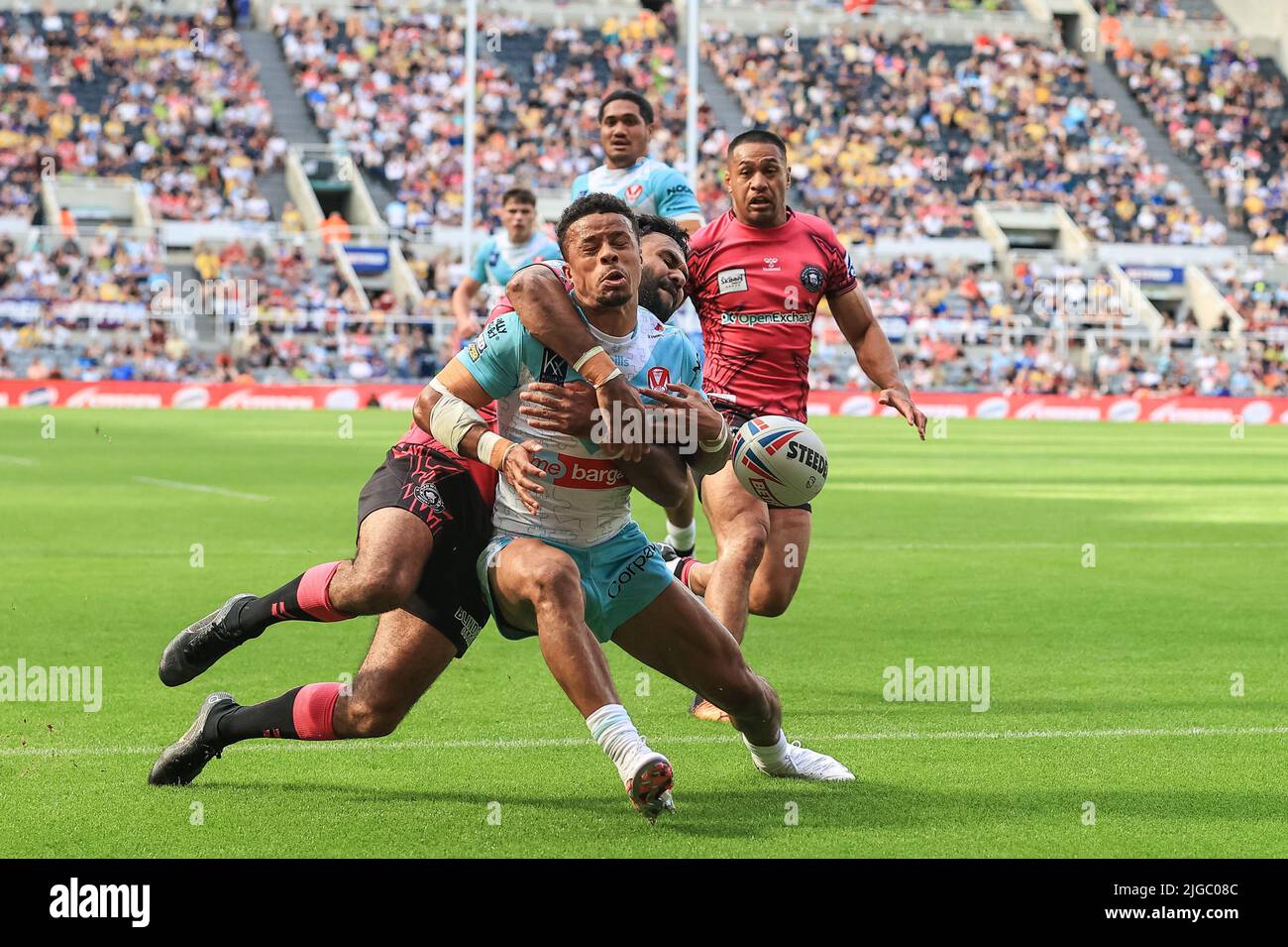 Regan Grace #5 di St Helens mette la palla fuori gioco come Bevan francese #1 di Wigan Warriors pressioni per una prova Foto Stock