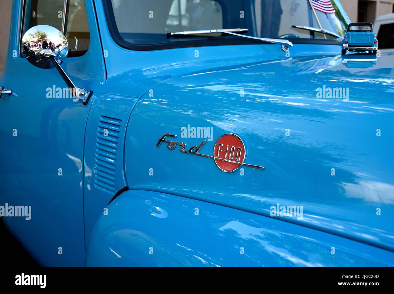 Un camion d'annata 1955 Ford F-100 in mostra ad una mostra di auto del 4 luglio a Santa Fe, New Mexico. Foto Stock