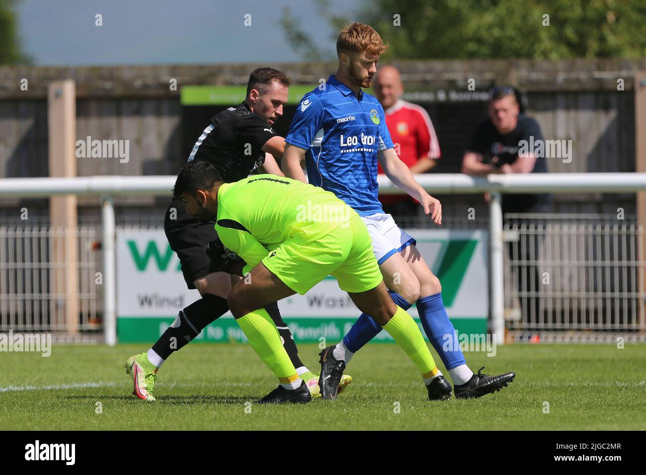 PENRITH, REGNO UNITO. LUGLIO 9th Josh Kay di Barrow mette sotto pressione il portiere di Penrith Arthur le Bland durante la partita di premiazione tra Penrith e Barrow al Frenchfield Park di Penrith sabato 9th luglio 2022. (Credit: Mark Fletcher | MI News) Credit: MI News & Sport /Alamy Live News Foto Stock