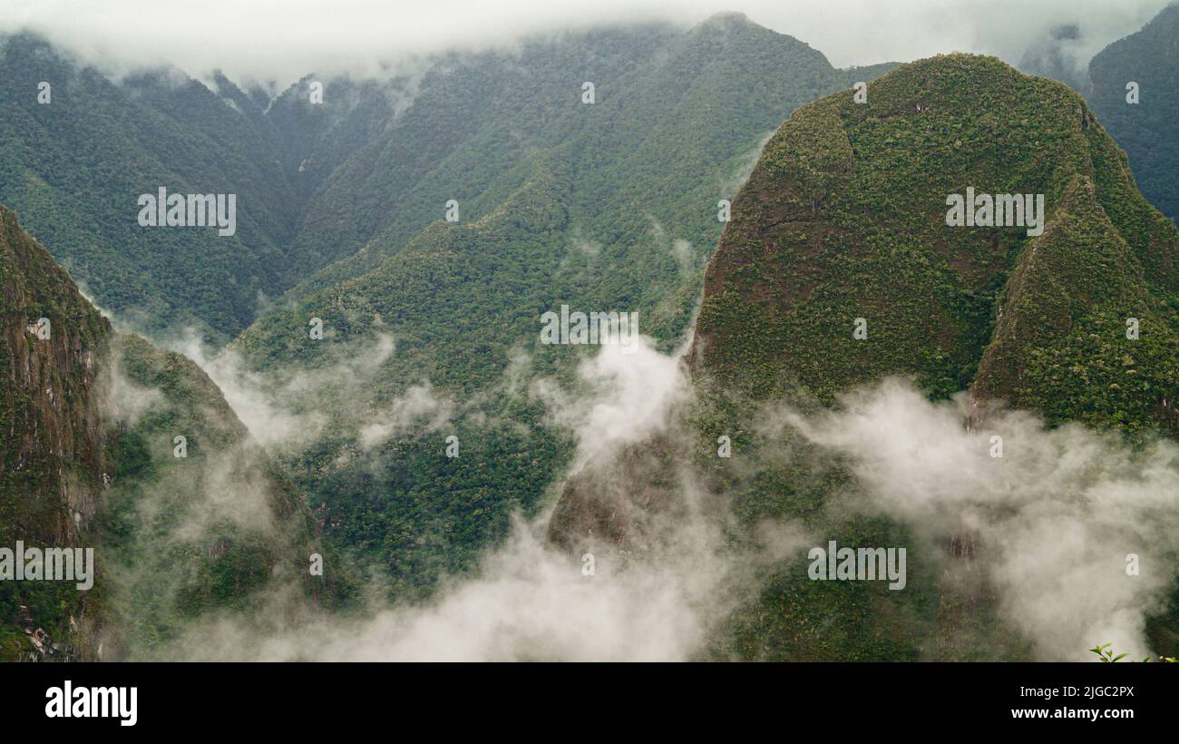 Machu Picchu montagne con nebbia Foto Stock