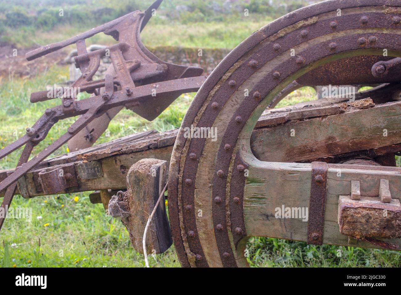 carrello in legno con freno e ruote in legno che prendono un aratro Foto Stock