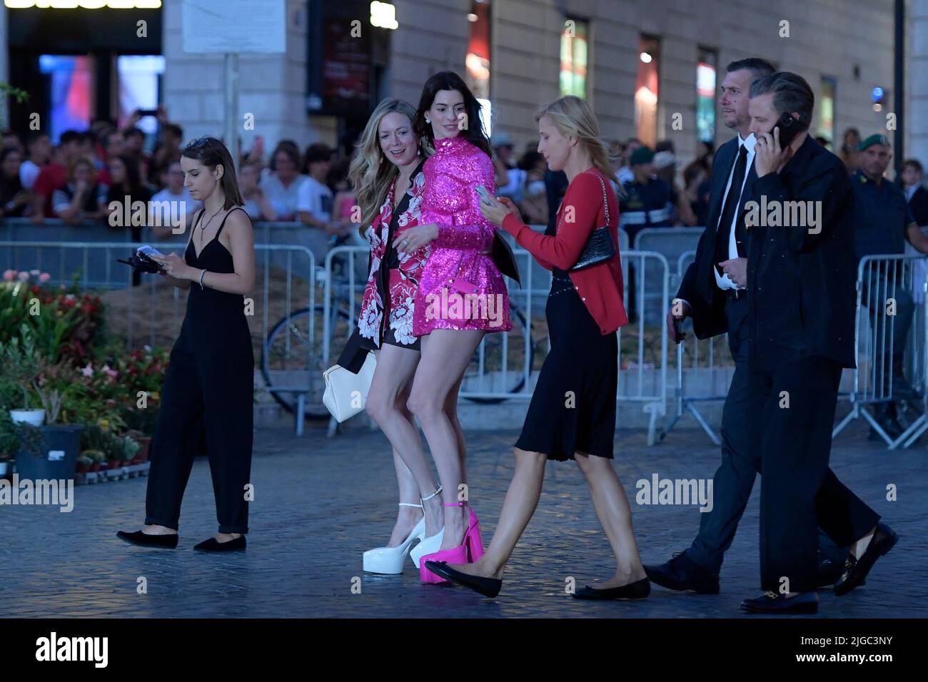 Roma, Italia. 08th luglio 2022. Anne Hathaway (centro) partecipa al Valentino alla sfilata di moda di Piazza di Spagna. (Foto di Mario Cartelli/SOPA Images/Sipa USA) Credit: Sipa USA/Alamy Live News Foto Stock