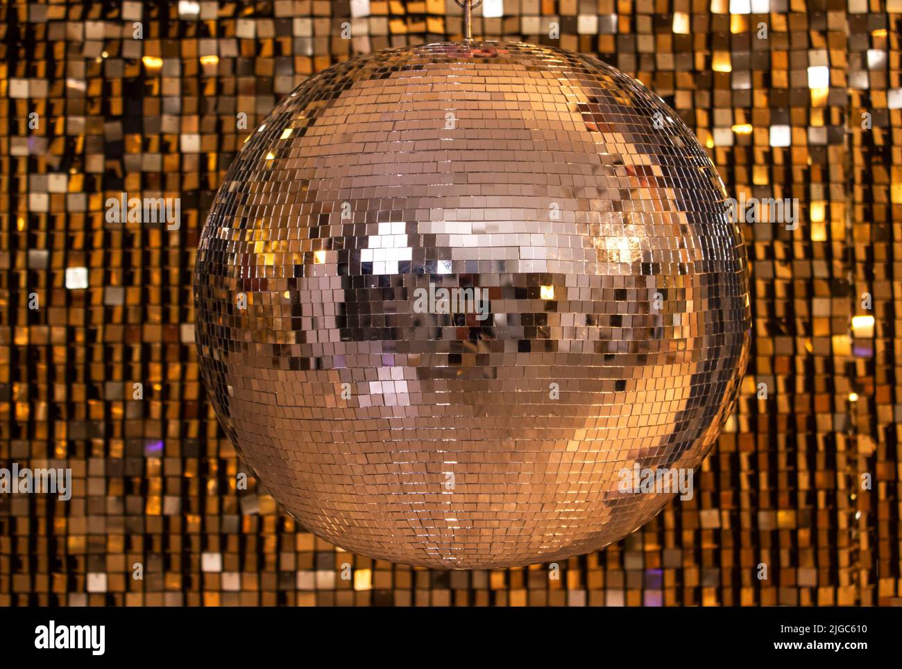 disco palla d'argento su una parete di paillettes. Foto Stock