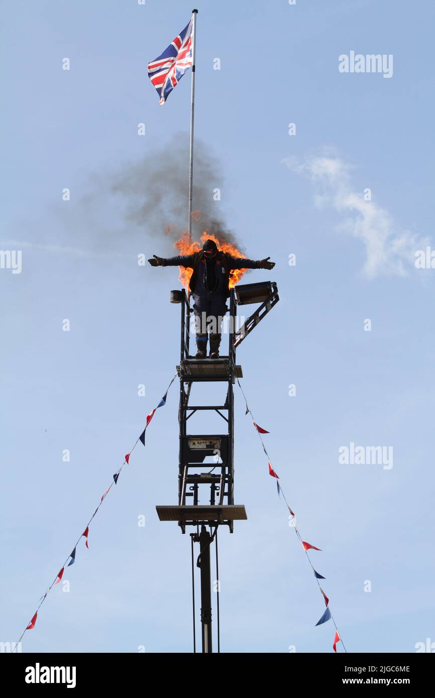 Lawford, Regno Unito. 09th Lug 2022. Il Tendring Hundred Show è la prima fiera agricola dell'Essex. Mark Stannage e il suo team eseguono acrobazie, tra cui il fatto di essere stati spenti in benzina e di essere incendiati mentre si esibiscono in un'acrobazia in caduta. Credit: Eastern views/Alamy Live News Foto Stock