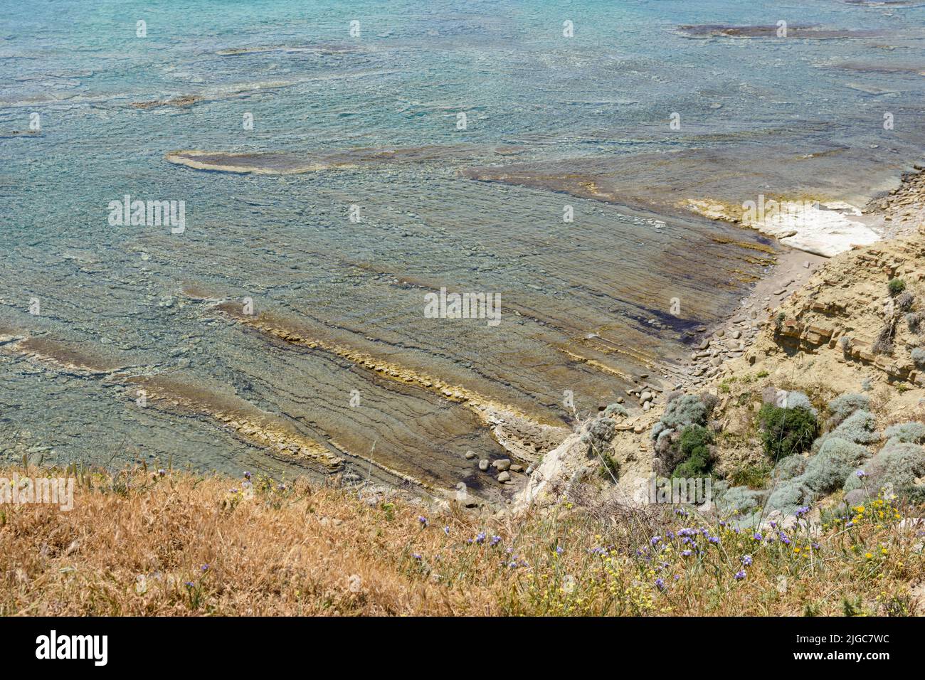 Scogliera che si affaccia sul mare, le aride e le scogliere. Foto Stock