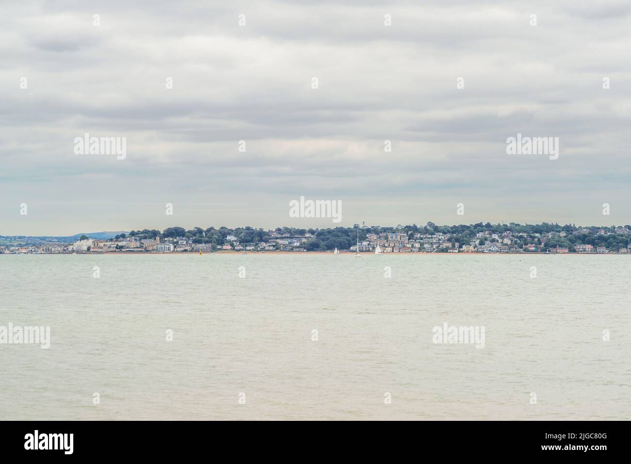 Vista verso Cowes sull'Isola di Wight attraverso il Solent, vista dalla spiaggia di Calshot, Hampshire, Inghilterra, Regno Unito Foto Stock