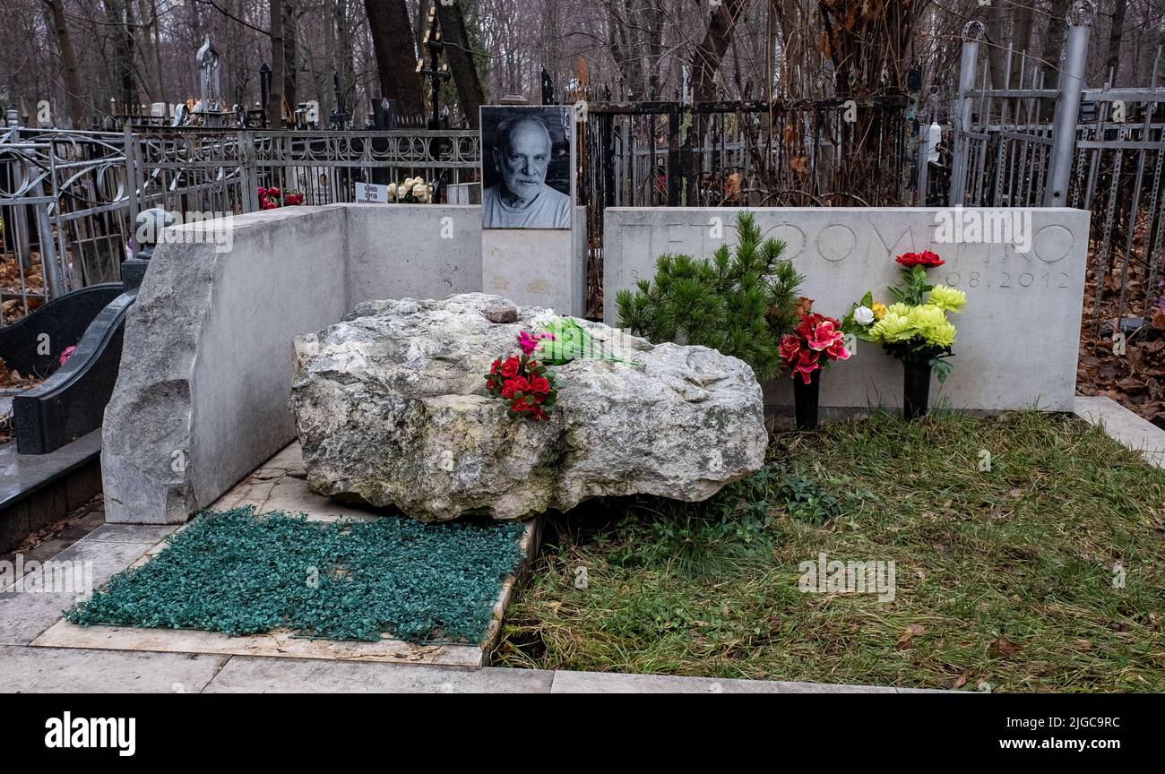 27 novembre 2021, Mosca, Russia. Monumento alla tomba del regista teatrale Pyotr Fomenko al cimitero di Vagankovsky a Mosca. Foto Stock