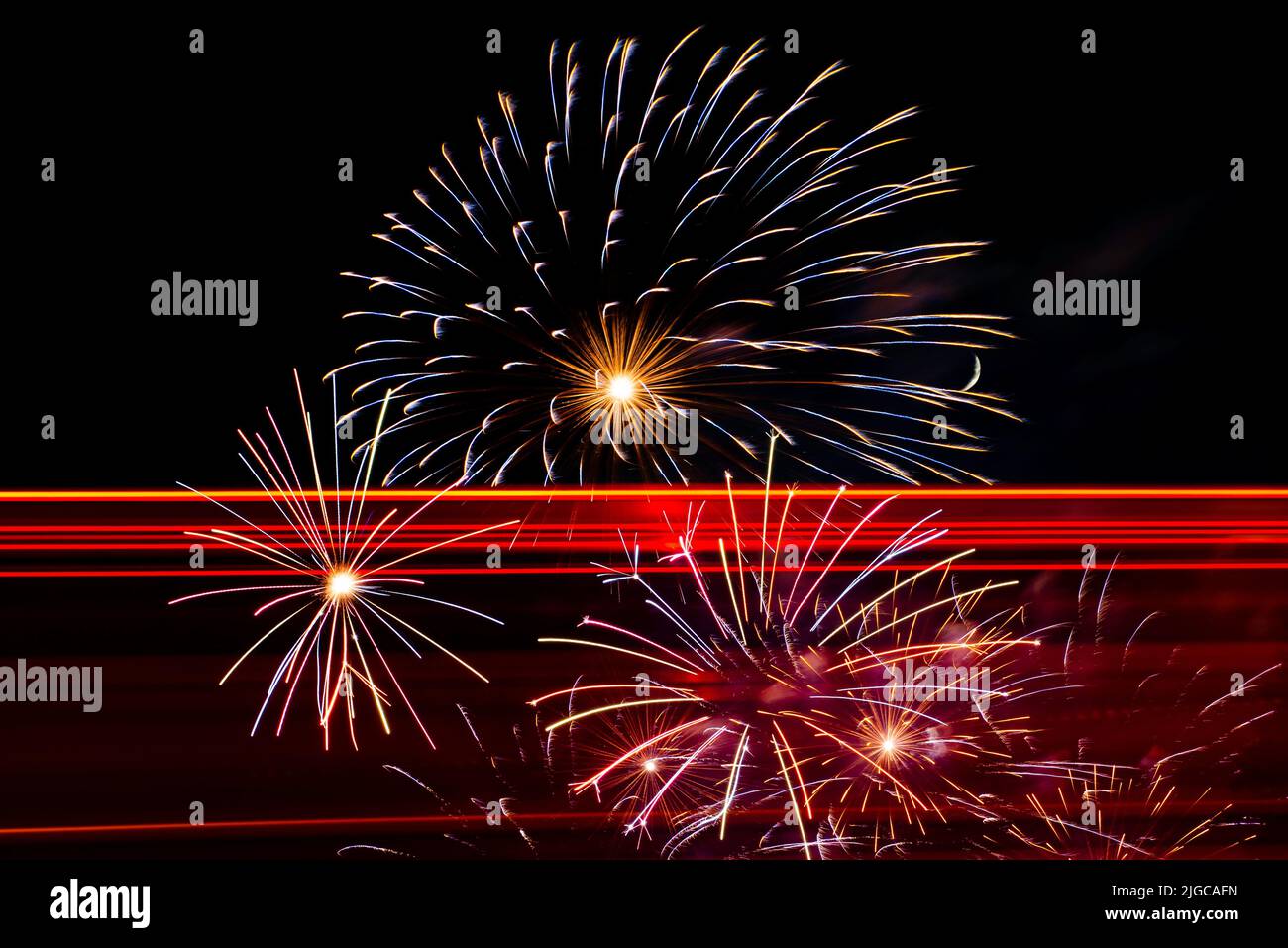 Montreal, Canada - Giugno 25 2022: Spettacolo di fuochi d'incendio con un quarto di luna sullo sfondo a la Ronde a Montreal Foto Stock